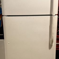  Frigidaire Top-Freezer Refrigerator ( White ) 
