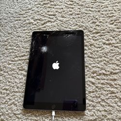 iPad 7th Gen 32GB Cracked Screen WORKS PERFECT