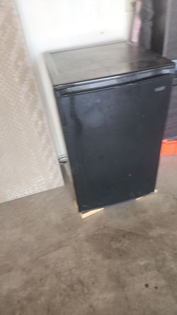 Small apt refrigerator with freezer