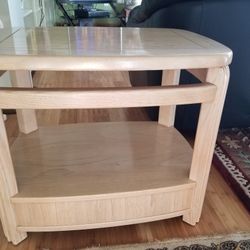 Brand New Elegant/ Beautiful Entry Way, Coffee Table Flower's not Included. Beautiful  silk Flower's  arrangement 50 Cash 