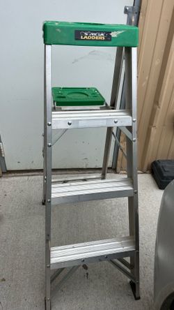 Gorilla, ladder