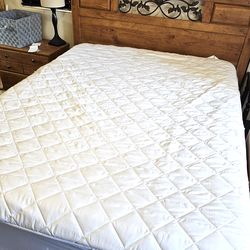 Beautiful Oak Queen  Platform Bed.