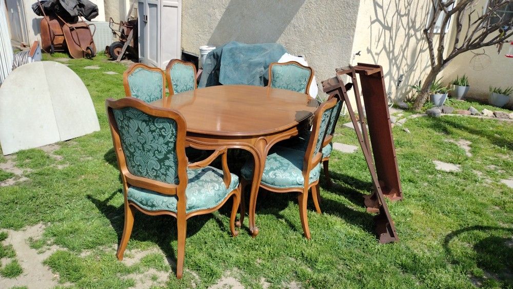 Maple Dining Room Set (6 Legs) 6 Chairs Extra Leafs