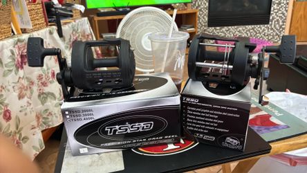 2left hand fishing reel new  still in the box