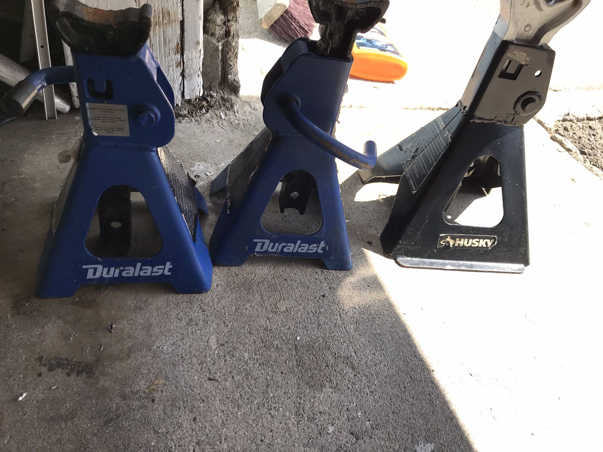 Used Jackstands (2)Duralast 2.5 Ton (1) Husky 3 Ton