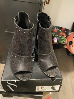 Vera Wang  Boots Open Toed