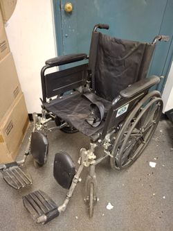 18" Wide Seat WHEELCHAIR + Elevating Leg Rests