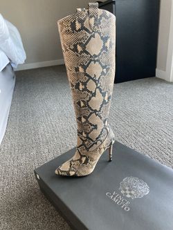 8M  VINCE CAMUTO BOOTS 