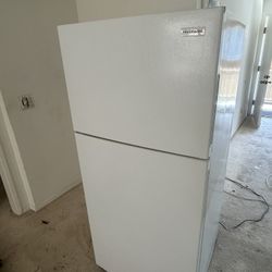 FRIDGE.       REFRIGERADOR