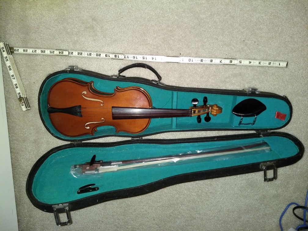Violin, 1/4 Size, with new bow, chin rest and hard case