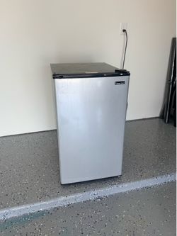 Magic Chef Mini Fridge in Stainless
