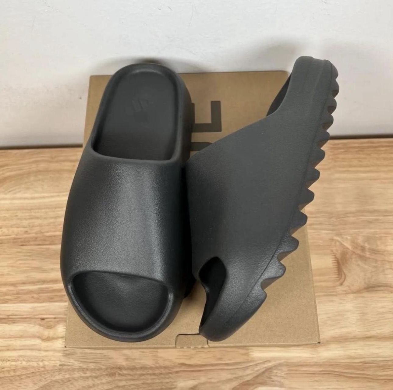 Yeezy Slides Onyx - Size 11