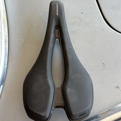 Road saddle
