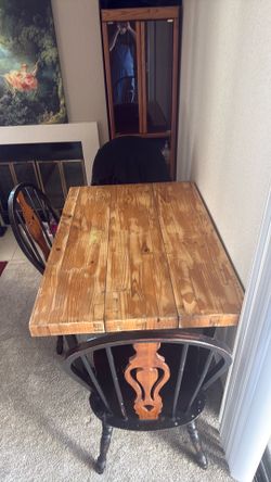Beautiful 4 piece dinner table