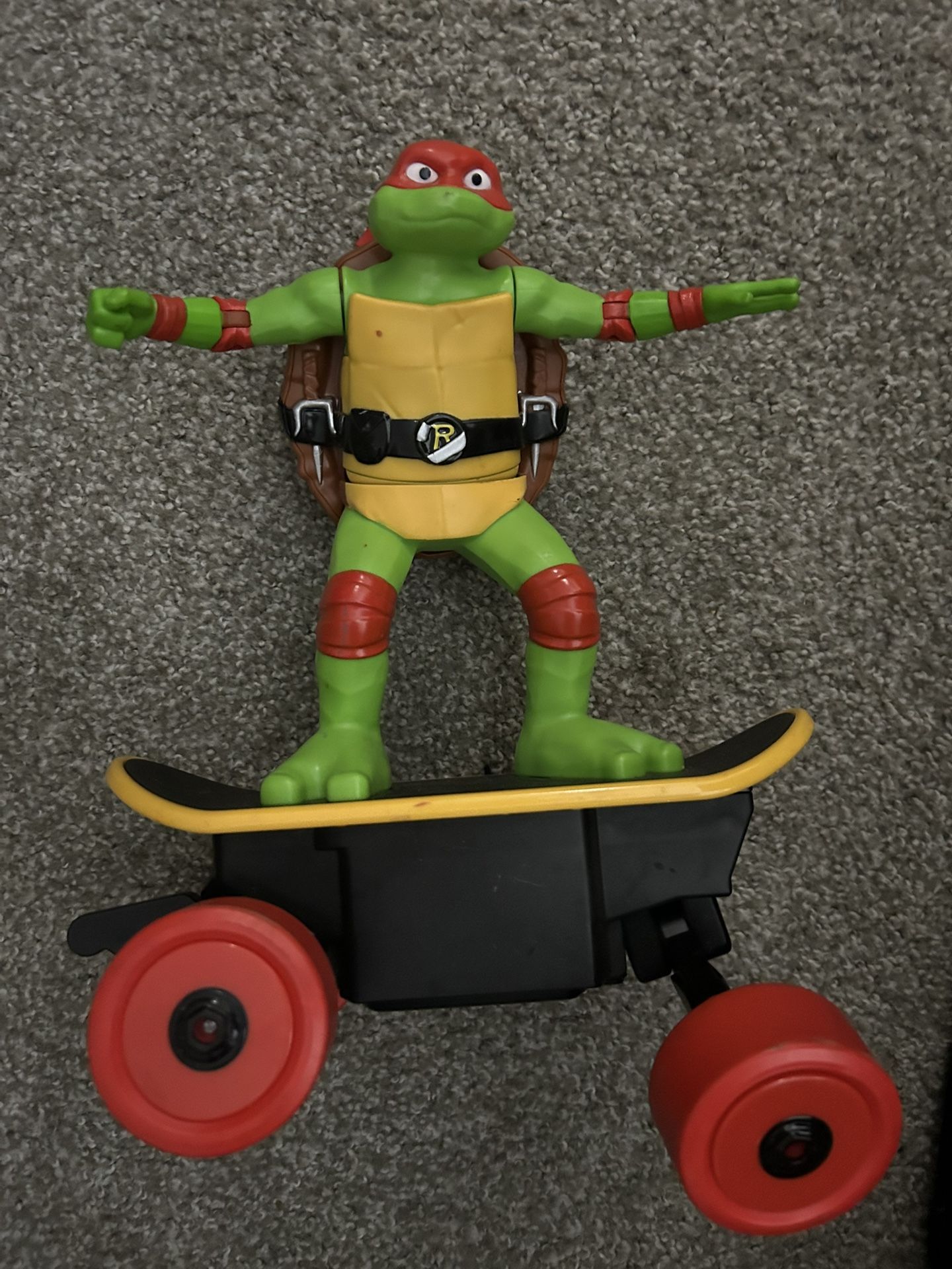 Ninja turtle on skateboard 