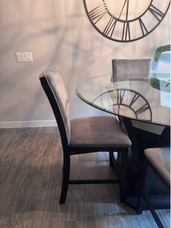 Bob’s Discount Furniture 5-Piece Round Glass Dining Set