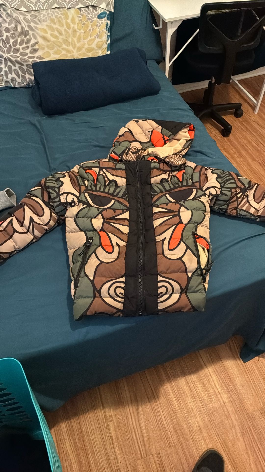 Exclusive material puffer jacket (cant get it anywhere)