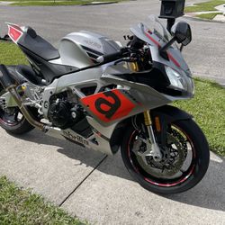 2016 Aprilia RSV4