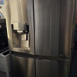 LG STAINLESS STEEL 4 DOORS REFRIGERATOR WITH ICE MAKER AND WATER DISPENSER ON DOOR.....COUNTER DEPTH....$ 550