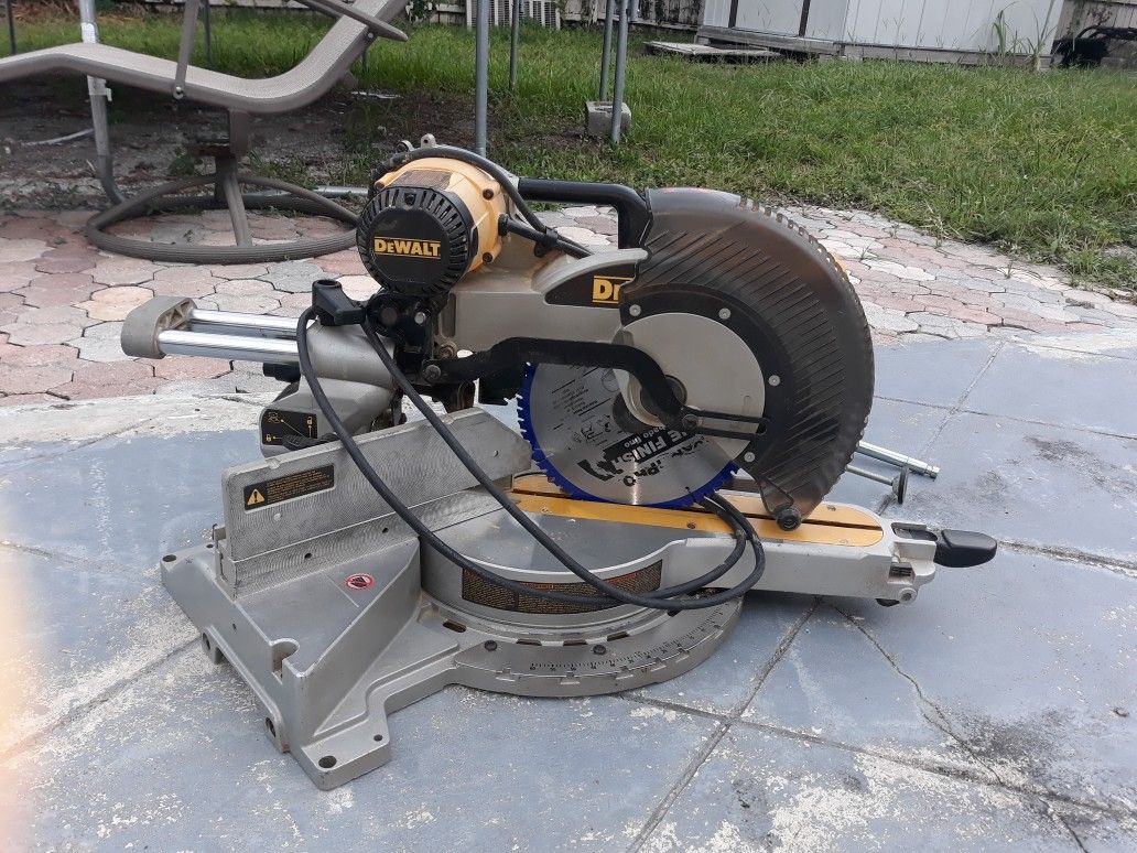 Miter saw Dewalt Sliding model dws718 used but working condition for Sale in Greenacres FL OfferUp