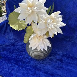 Beautiful home decor flowers  good condition 
