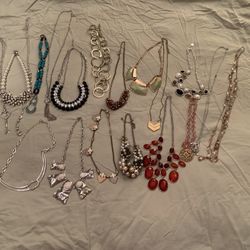 Nice Lot Of 20 Necklaces