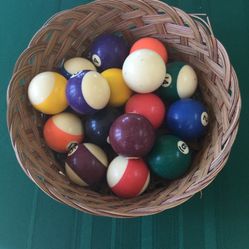 REGULATION SET. POOL TABLE BALLS. INCLUDES CUE BALL.