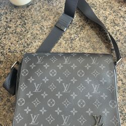 Louis Vuitton Messenger Bag