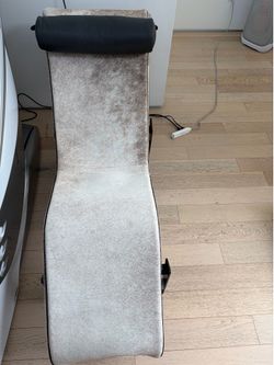 Authentic Cassina LC4 Chaise Lounge Chair