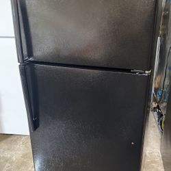 GE  Black Refrigerator Top Freezer 