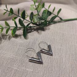 Earrings Brincos Oorbellen Simple Metal Wind Letter V Shape, Silver Color