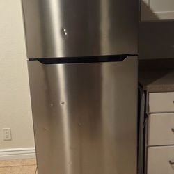Insignia Refrigerator 