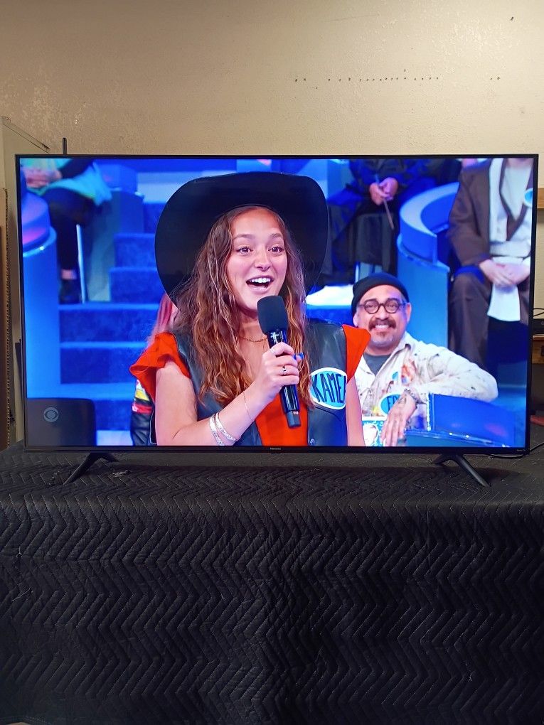 58 Inch Hisense ROKU 4k smart Beautiful Tv Comes With Remote Control Shows Great Picture Works Perfect Guaranteed
