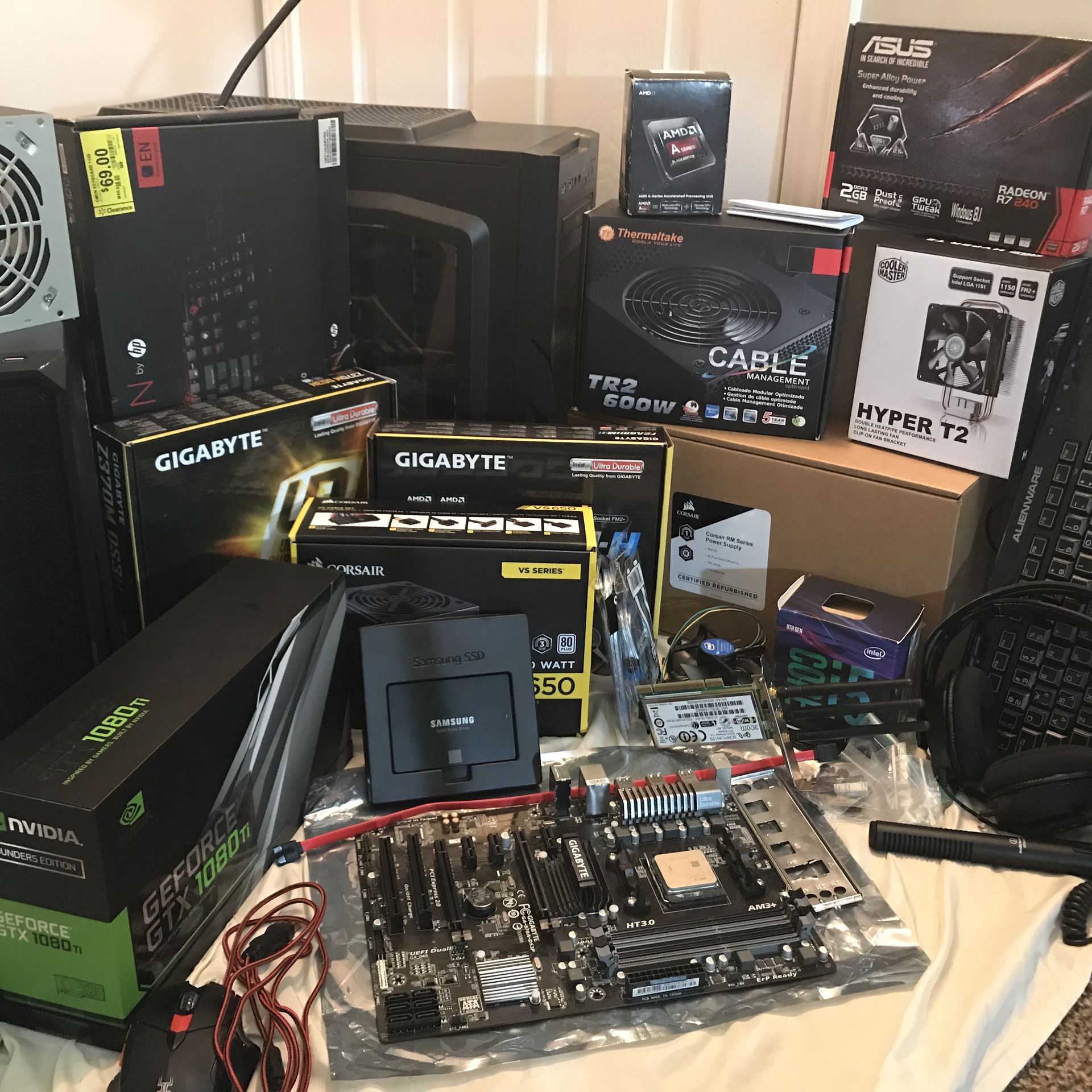 LOTS COMPUTER STUFF AND 3 GAMING PC'S