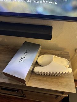 Yeezy Slide YS-01 Bone. Like new