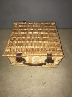 Wicker picnic basket
