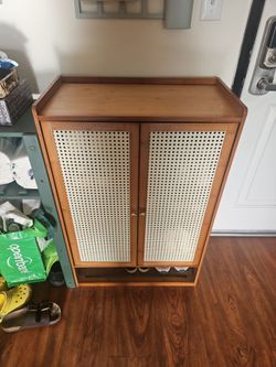 Shoe cabinet