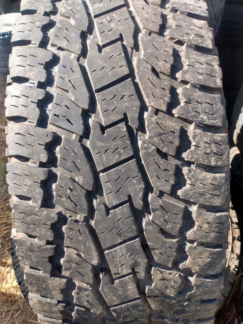 35/12.50r17 Toyo Open Country At2 Tires (2)