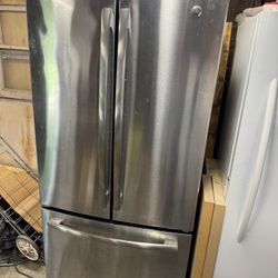 GE Refrigerator With Ice Maker