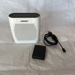 BOSE SOUND LINK BLUETOOTH SPEAKER WHITE WITH CHARGER 