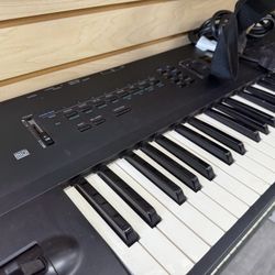 KORG KEYBOARD 
