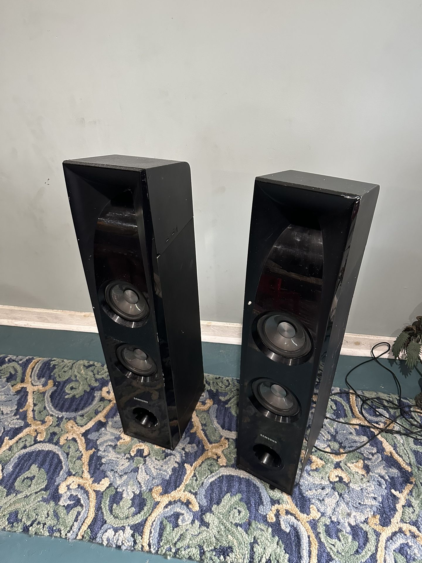 Samsung TW-J5500 2.2-Channel Sound Tower Speaker System