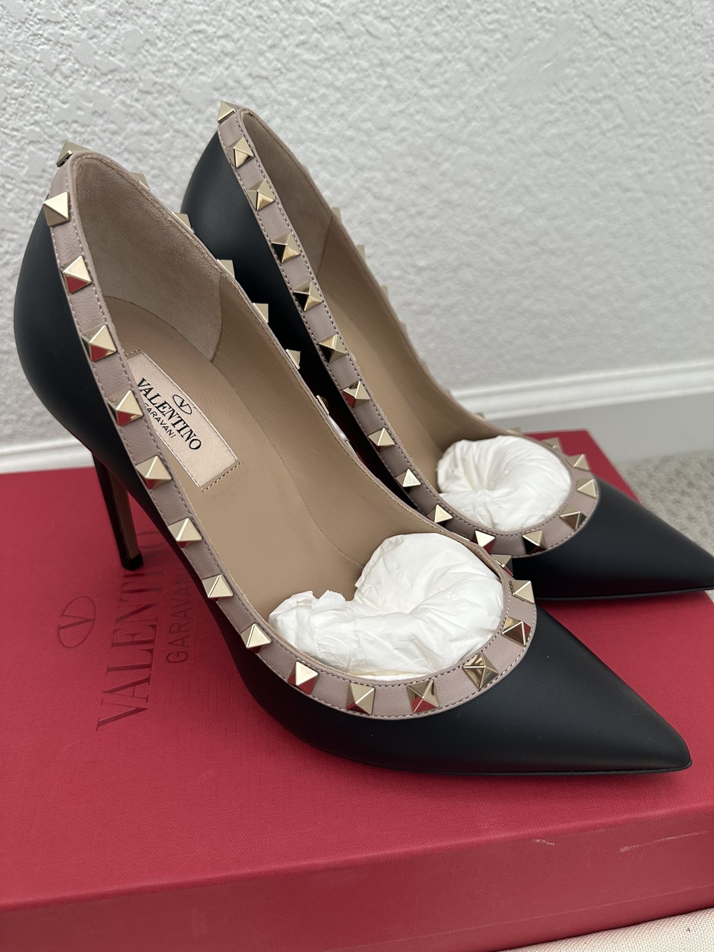 BRAND NEW Valentino Garavani Matte Black & Gold Rock Stud Pumps