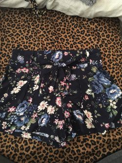 Flowered loose shorts