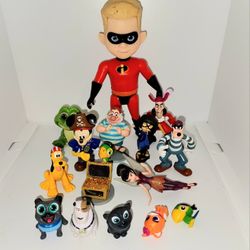 lot of Disney mini figures Incredibles, Captain Hook and other pirate figures 