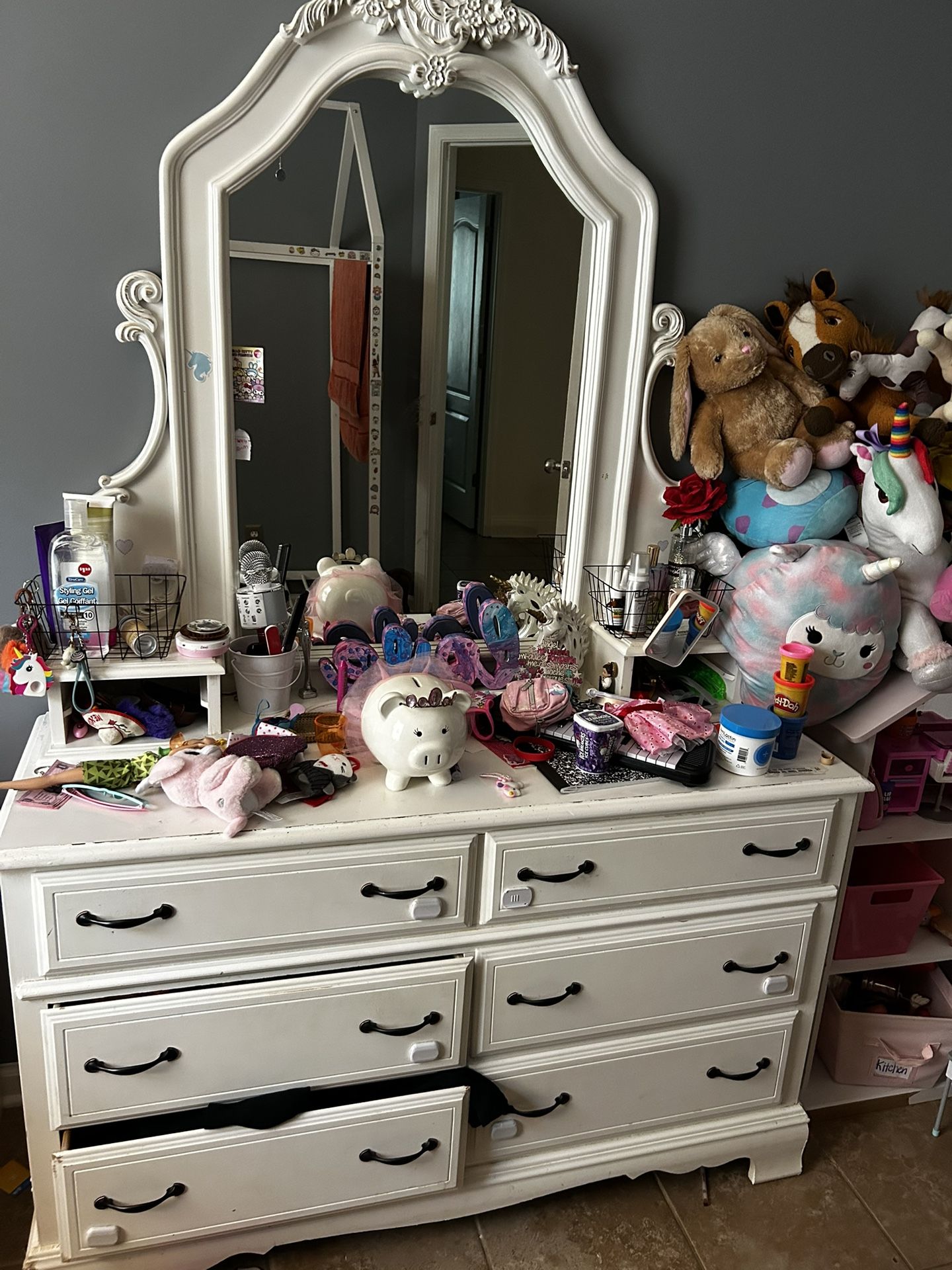 Dresser With Mirror