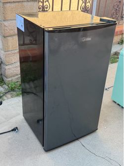 Midea Mini Fridge
