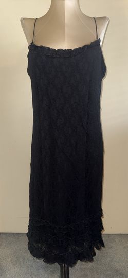 Women’s vintage Ralph Lauren little black dress w embroidery and ruffled bottom (size large)