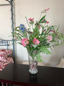 Glass vase w/ flower arrangement