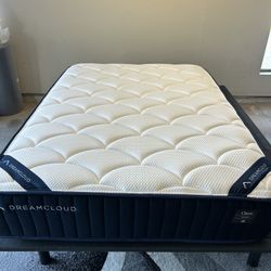 Full DreamCloud Classic Hybrid Mattress In Excellent Condition 